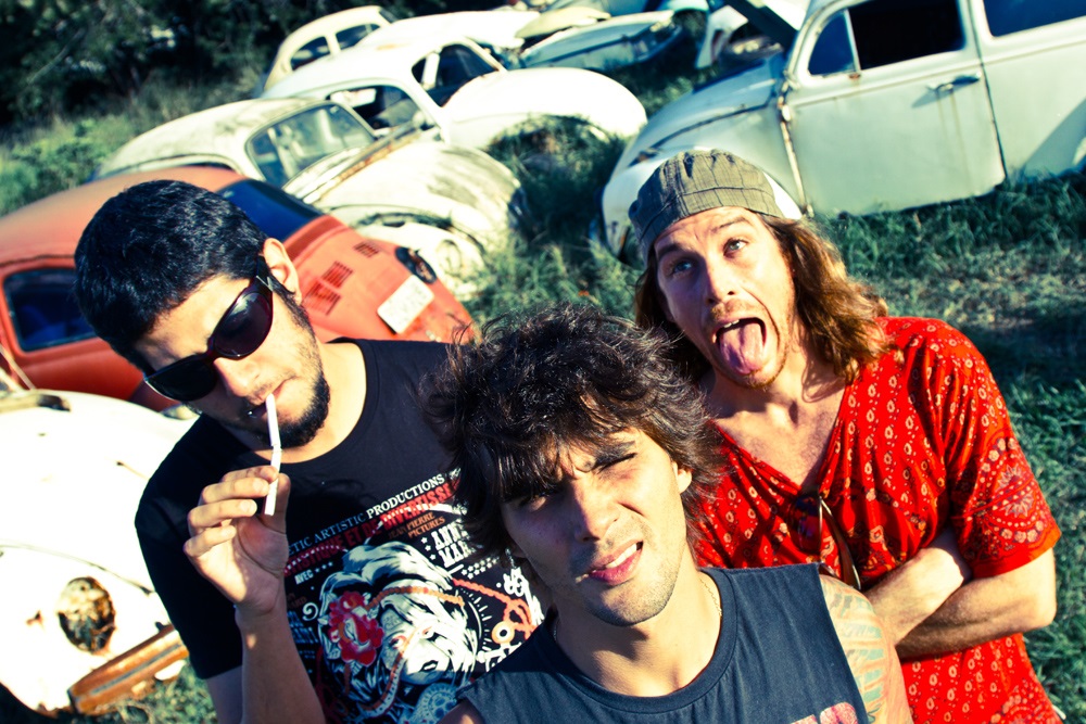 Chico, Igor e Ledoux, da banda Skrotes. Foto: Breno Turnes