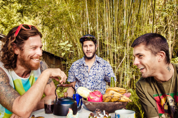 A BANDA CATARINENSE SKROTES: CHICO ABREU (DE BONE) GUILHERME LEDOUX (DE OCULOS VERMELHOS) E IGOR DE PATTA (CABELO CURTO) - Foto: Caio Cezar
