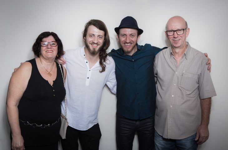 FOTO MARIANA FLORÊNCIO - John com os pais e o irmão Ruan, no lançamento do álbum Por Um Fio, em 2015