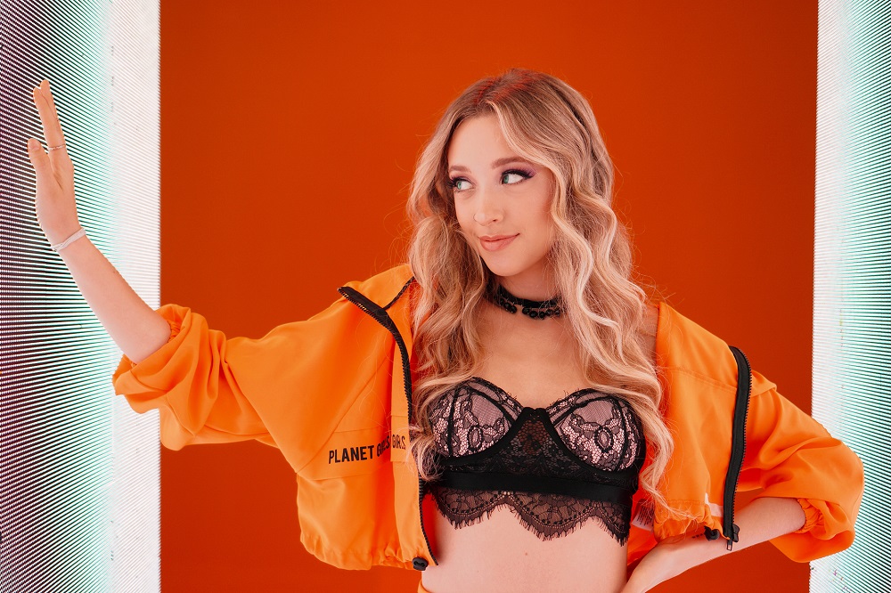 Isa Buzzi realiza sonho com clipe de “Estragar a amizade” – Rifferama